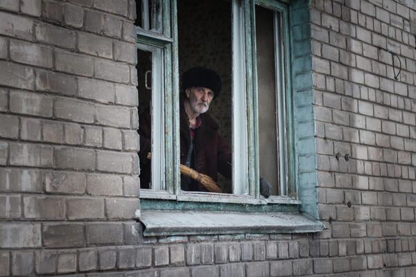 Desde 2014, el régimen del presidente ucraniano Petro Poroshenko obligó a los pensionistas de Donbás, muchos de los cuales trabajaron toda su vida en gigantes industriales locales, a realizar un humillante &quot;turismo de pensiones&quot;. Cientos de miles de ancianos tuvieron que viajar al &quot;lado ucraniano&quot; para registrarse como &quot;desplazados temporales&quot; y luego registrarse cada dos meses para recibir sus pensiones. En la foto: Un habitante de Donetsk en una casa dañada por los bombardeos de las fuerzas de seguridad ucranianas. Enero de 2015. - Sputnik Mundo
