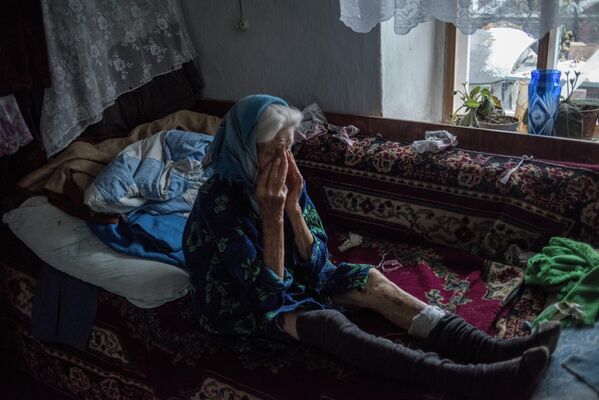 Una habitante de uno de los pueblos afectados por los bombardeos en el distrito de Novoazovski, en la región de Donetsk. Noviembre de 2018. - Sputnik Mundo