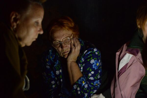 Los proyectiles ucranianos impactaron no solo contra las casas, sino también contra los hospitales. En la foto: los habitantes de Donetsk en el sótano de un hospital durante el bombardeo de la ciudad por el ejército ucraniano. Agosto de 2014. - Sputnik Mundo
