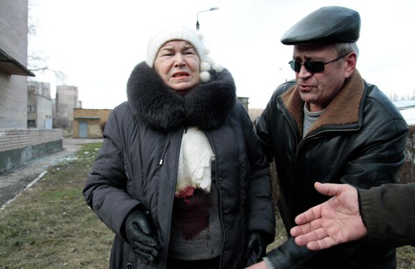 No todos los jóvenes pueden llegar al refugio, y los ancianos tienen aún menos posibilidades. En la foto: una mujer herida de metralla en el estómago durante un bombardeo de las Fuerzas Armadas ucranianas, en el exterior del hospital nº 27 de Donetsk. Febrero de 2015. - Sputnik Mundo
