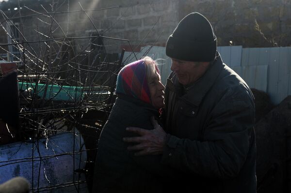 Entre 2014 y 2021, decenas de miles de hogares fueron destruidos en Donbás. En la foto: habitantes en su casa destruida en la aldea de Oktiabrski, cerca del aeropuerto de Donetsk, por la que se produjeron intensos combates entre milicias y las fuerzas de seguridad ucranianas en 2014-2015. Febrero de 2015. - Sputnik Mundo