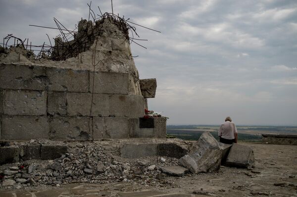 Un anciano ante el monumento en ruinas del túmulo de Saur-Mohila, en la región de Donetsk. Este monumento conmemora la liberación del Donbás de los nazis durante la Gran Guerra Patria: en septiembre de 1943 se libraron aquí intensas batallas. Más de 60 años después, en 2014, volvió a ocurrir lo mismo. - Sputnik Mundo