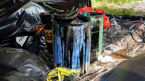 Barriles con residuos de petróleo extraídos en la población de Coca, Ecuador - Sputnik Mundo