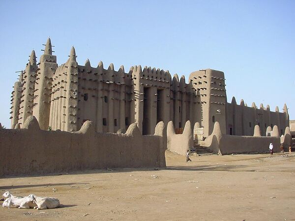 La ciudad vieja de Djenné, fundada en el año 250 a.C., es una de las más antiguas del África subsahariana. Está situada en Malí. Fue incluida en la lista de Patrimonio de la Humanidad en peligro en 2016 porque el Gobierno carece de capacidad para proteger los edificios.En la foto: Gran Mezquita de Djenné - Sputnik Mundo