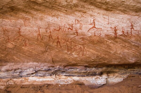 Pinturas rupestres en las montañas Tadrart-Acacus, una cadena montañosa en el desierto del Sáhara a las afueras de Libia, que datan de entre el 12.000 a.C. y el 100 d.C. Al igual que otros objetos libios, está en la lista de alarma desde 2016. - Sputnik Mundo