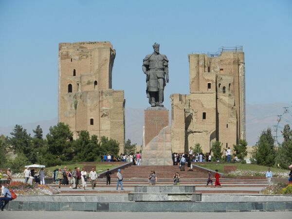 El centro histórico de Shahrisabz (siglos XV-XVI), en Uzbekistán, fue incluido en la lista de alarma en 2016 debido a la construcción de rascacielos en sus proximidades.En la foto: Palacio de Ak-Saray en la ciudad de Shahrisabz, Uzbekistán, con el monumento a Timur (Tamerlán) en el centro. - Sputnik Mundo