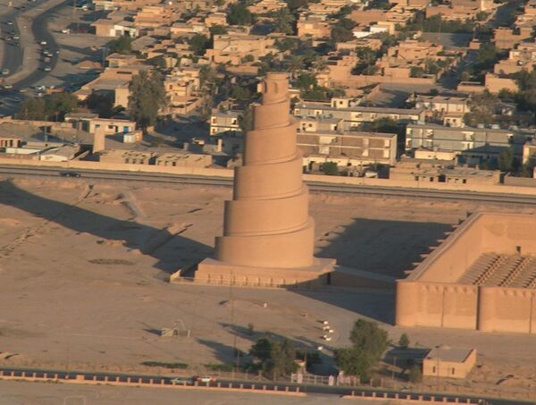 Samarra, en Irak, es una de las ciudades más antiguas de la Tierra: las ruinas de algunos edificios se remontan al quinto milenio antes de Cristo. Se considera una ciudad sagrada chiíta. Fue inscrita en la Lista del Patrimonio Mundial en Peligro en 2007 debido al mal estado de los monumentos y a la guerra de Irak.En la foto: El minarete en espiral en Samarra, Irak. Samarra se encuentra en la orilla este del Tigris en la gobernación de Salah-ad-Din, 125 kilómetros al norte de Bagdad y, en 2002, tenía una población estimada de 201.700. - Sputnik Mundo