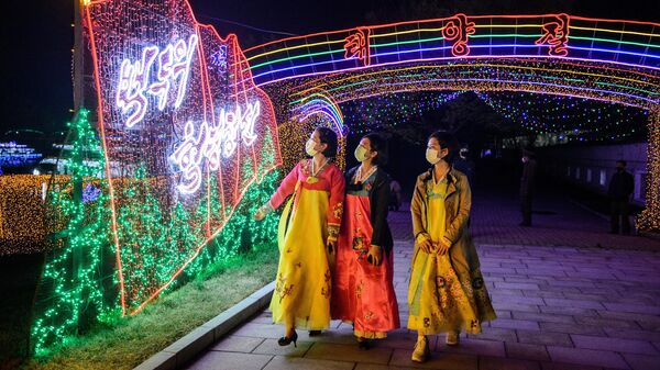 La gente visita el Festival de la Luz para celebrar el 110 aniversario del nacimiento de Kim Il Sung, el difunto líder norcoreano - Sputnik Mundo