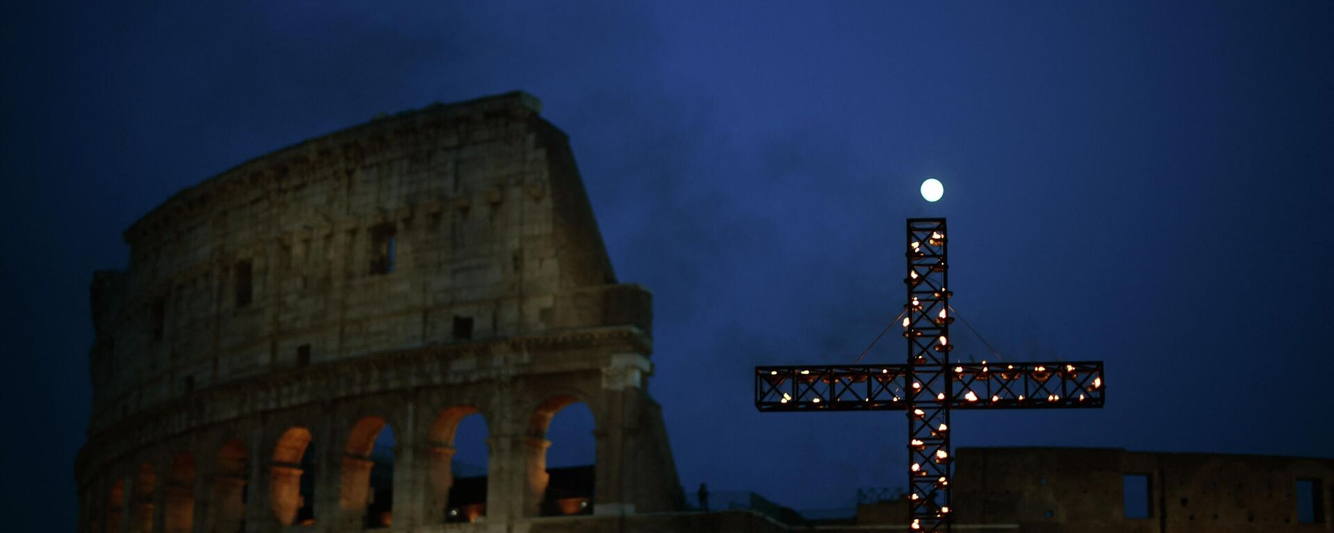 Una cruz frente al Coliseo durante el Vía crucis del Viernes Santo de Roma (archivo) - Sputnik Mundo, 1920, 15.04.2022