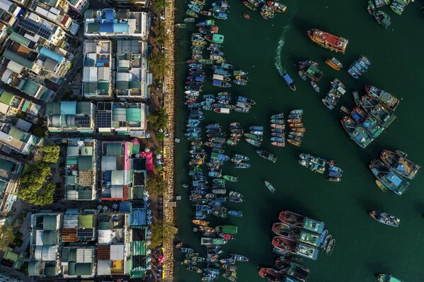 Varios barcos de pesca están anclados en el puerto de la remota isla de Cheung Chau, en Hong Kong. - Sputnik Mundo