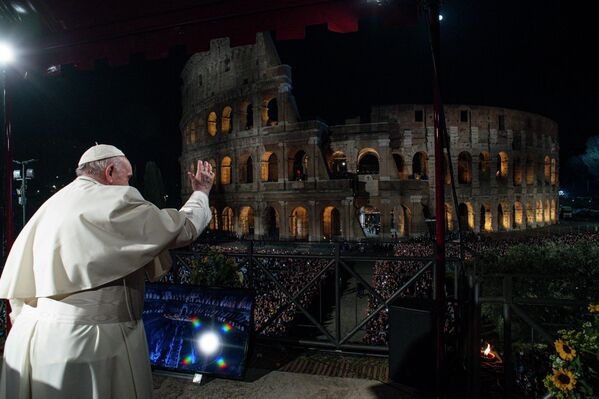 El papa Francisco saluda a los fieles mientras preside el Vía Crucis del Viernes Santo, junto al Coliseo de Roma. - Sputnik Mundo