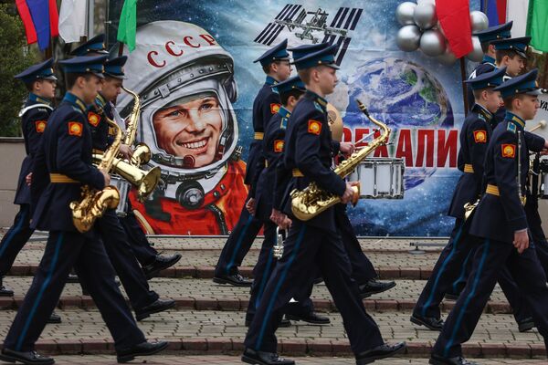 Los cadetes de la Escuela Presidencial de Cadetes de Krasnodar en una plaza frente a la Sala de Exposiciones de la Gloria Militar en la ciudad de Krasnodar. - Sputnik Mundo