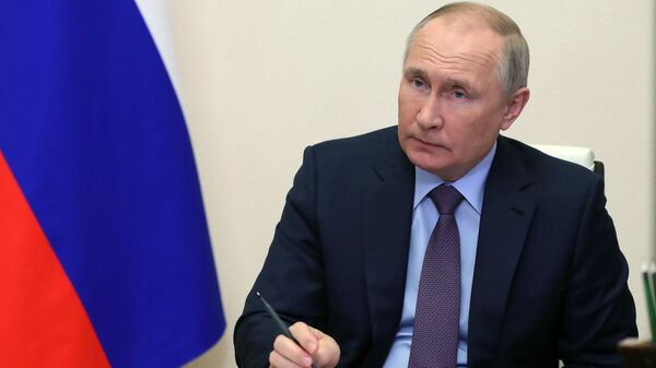 El presidente ruso, Vladímir Putin, firma un documento - Sputnik Mundo