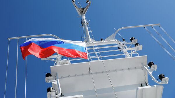 La bandera de Rusia en un buque - Sputnik Mundo