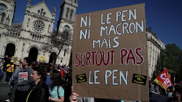 Protesta contra Emmanuel Macron y Marine Le Pen en París - Sputnik Mundo