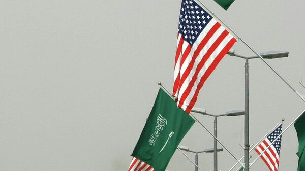 Las banderas de EEUU y Arabia Saudí - Sputnik Mundo