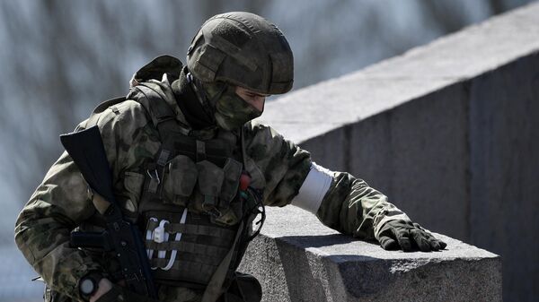 Un soldado ruso durante la operación especial militar en Ucrania - Sputnik Mundo