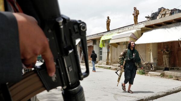 Los talibanes en el lugar de uno de los ataques terroristas en Kabul (archivo) - Sputnik Mundo
