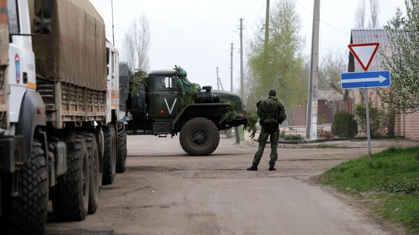 Los militares rusos entregan ayuda humanitaria a la población ucraniana de la ciudad de Kupiansk, provincia de Járkov. - Sputnik Mundo
