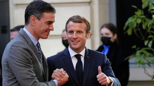 El primer ministro español, Pedro Sánchez, y el presidente actual de Francia, Emmanuel Macron (archivo) - Sputnik Mundo