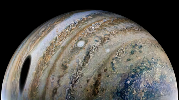 La sombra de Ganímedes sobre la superficie de Júpiter - Sputnik Mundo