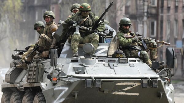 Militares rusos en la calles de la ciudad ucraniana de Mariúpol - Sputnik Mundo