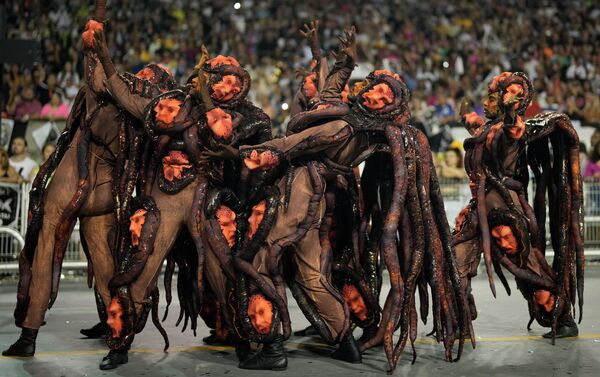 El carnaval se celebró tras una pausa de dos años. En el 2021, las celebraciones fueron canceladas a causa de la pandemia.En la foto: un grupo de bailarines de la escuela de samba Gavioes da Fiel actúa en Sao Paulo. - Sputnik Mundo