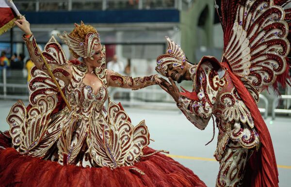 El alcalde de Río de Janeiro, Eduardo Paes, asistió a la inauguración oficial del carnaval el 20 de abril.En la foto: la escuela de samba Colorado do Bras actúa en Sao Paulo. - Sputnik Mundo