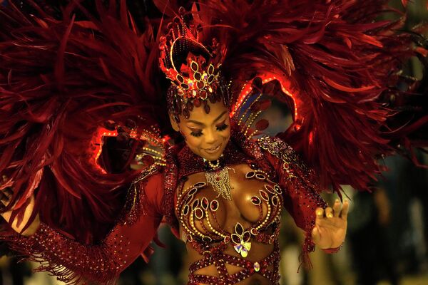 Las actuaciones de las escuelas de samba más destacadas, que forman parte de la Liga de Oro, tuvieron lugar el 22 y el 23 de abril en Río de Janeiro. Sus artistas se disputaron el título de campeón del Carnaval.En la foto: una artista de la escuela de samba Paraiso do Tuiuti actúa en Río de Janeiro. - Sputnik Mundo