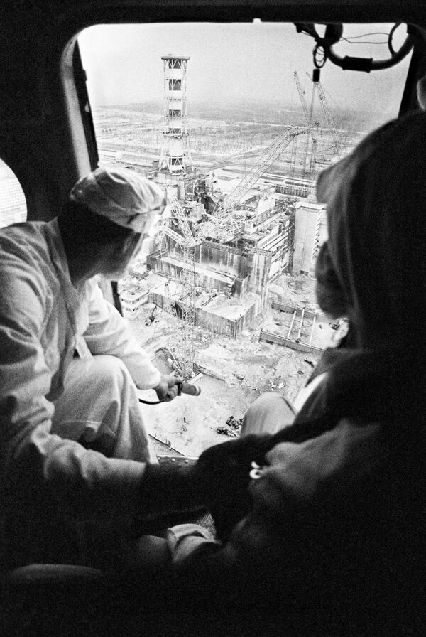 La noche del 26 de abril de 1986 se produjo una explosión en la unidad 4 de la central nuclear de Chernóbil durante las pruebas de diseño. Como resultado, ocho de las 140 toneladas de combustible radiactivo fueron liberadas al aire.En la foto: dosimetristas miden el nivel de radiación en la central nuclear de Chernóbil. - Sputnik Mundo