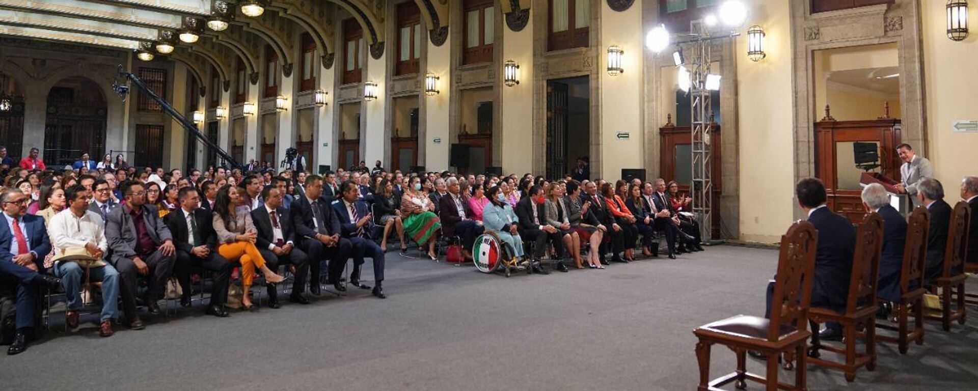 López Obrador recibe a legisladores de Morena en Palacio Nacional.  - Sputnik Mundo, 1920, 28.04.2022