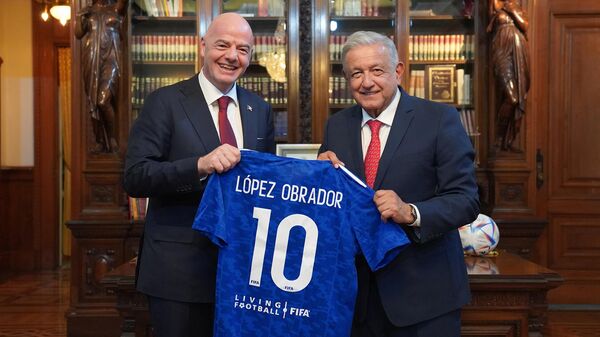 El presidente de la FIFA, Gianni Infantino, con el presidente de México, Andrés Manuel López Obrador - Sputnik Mundo