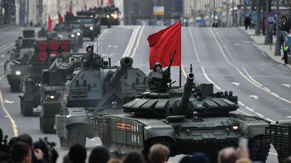 Una columna de material militar pasa por la calle Tverskáya de Moscú - Sputnik Mundo