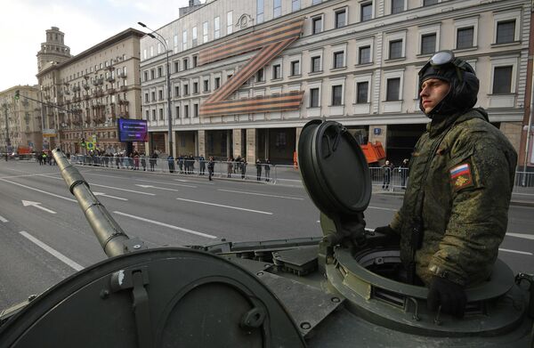 Un convoy de vehículos militares marchó por las calles de Moscú hasta la Plaza Roja, el lugar del ensayo nocturno. - Sputnik Mundo