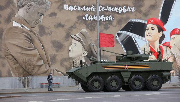 El equipamiento militar que participará en el desfile primero fue desplegado en la calle Tverskáya, que es la calle radial principal y más conocida de Moscú.En la foto: el Vehículo blindado de infantería Bumerang. - Sputnik Mundo