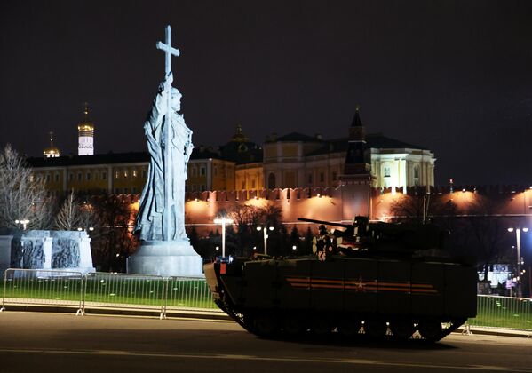 Vehículo blindado de infantería el Kurganets-25 con el módulo de combate Epoja después del ensayo nocturno del desfile del 77º aniversario del Día de la Victoria en la Gran Guerra Patria. - Sputnik Mundo