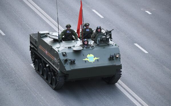 Vehículo blindado de transporte Rakushka en la calle Tverskáya de Moscú. - Sputnik Mundo