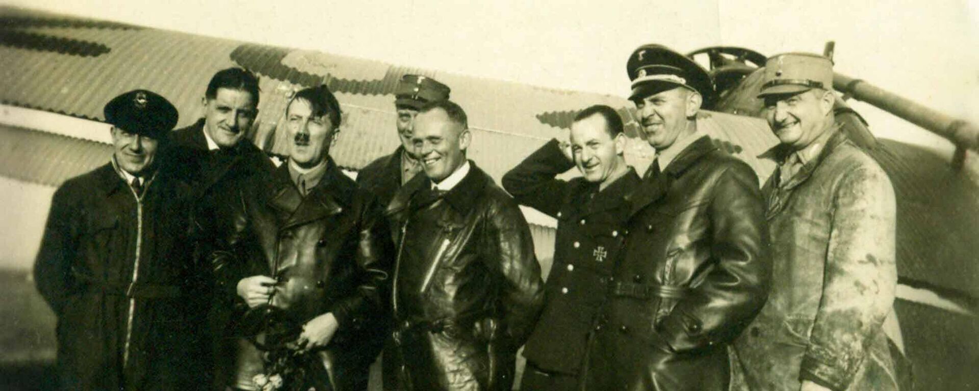 Foto tomada de Hans Baur durante la detención 'Después del vuelo durante la campaña electoral. 2 de septiembre de 1932'. Hans Baur en el centro con un traje de vuelo. - Sputnik Mundo, 1920, 29.04.2022