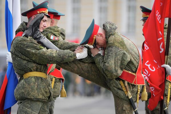 Unos soldados rusos de la Guardia de Honor se preparan para un ensayo del desfile militar del Día de la Victoria para celebrar el 77 aniversario de la victoria sobre el nazismo. - Sputnik Mundo