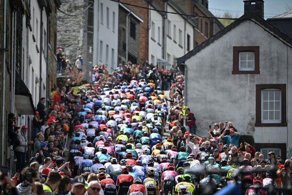 Los ciclistas suben la cuesta de Saint-Roch durante la carrera de un día La Lieja-Bastoña-Lieja, de 257,5 km, en la ciudad belga de Lieja. - Sputnik Mundo