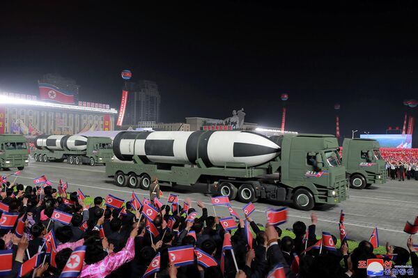 Varios vehículos transportan misiles durante un desfile militar para celebrar el 90 aniversario de la fundación del Ejército Revolucionario Popular de Corea del Norte, en la plaza Kim Il Sung ubicada en Pyongyang. 25 de abril de 2022. - Sputnik Mundo