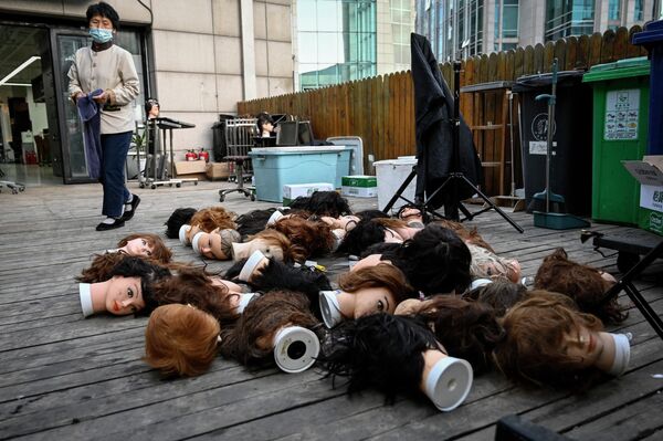 Varias cabezas de maniquí tiradas cerca de una peluquería en Pekín, China. - Sputnik Mundo