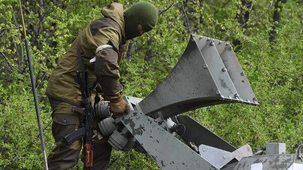 Un militar ruso en Ucrania - Sputnik Mundo