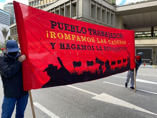 Pancartas alusivas a la lucha de la clase trabajadora colombiana, golpeada a lo largo de la historia por las élites gobernantes. - Sputnik Mundo
