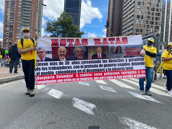 La marcha también fue un espacio para mostrar el descontento con quienes han estado en el poder en los últimos años, quienes, según los marchantes, le han dado la espalda al pueblo colombiano. - Sputnik Mundo