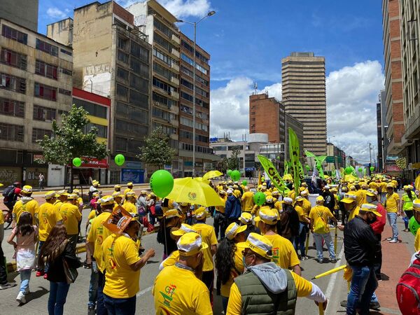 Marchantes de los sindicatos se tomaron la carrera décima de Bogotá, una de las principales arterias viales de la ciudad. - Sputnik Mundo