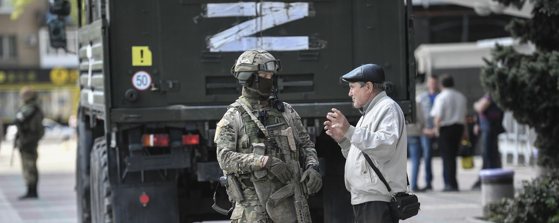 Un hombre está hablando con un militar ruso en Melitópol durante la operación especial militar de Rusia en Ucrania - Sputnik Mundo, 1920, 04.05.2022