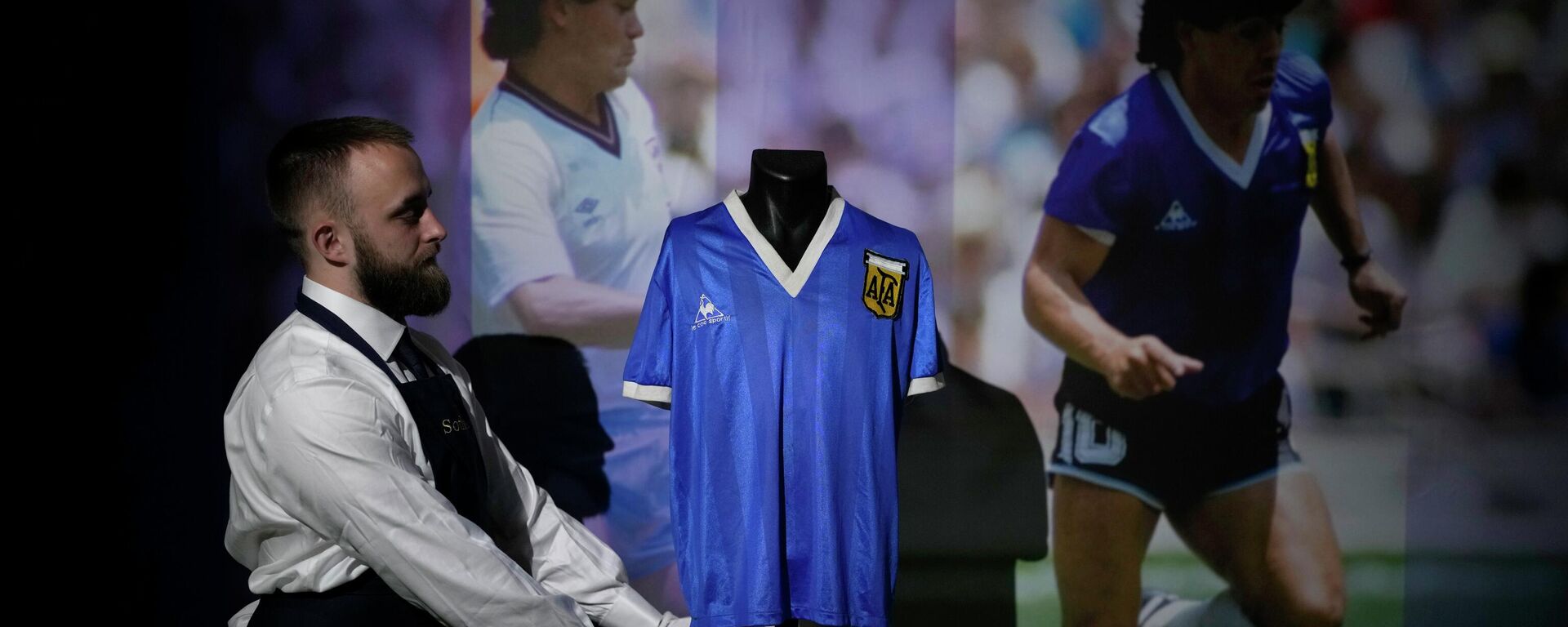 La camiseta de Diego Maradona en el partido frente a Inglaterra en la Copa del Mundo de 1986 subastada en Londres - Sputnik Mundo, 1920, 04.05.2022