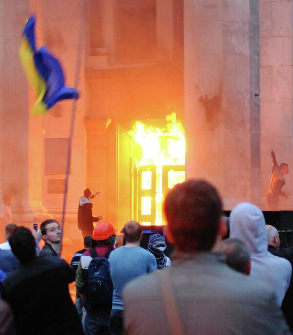 El incendio de la Casa de los Sindicatos comenzó en la tarde del 2 de mayo de 2014. Estuvo precedido por los enfrentamientos entre los partidarios y opositores de Euromaidán que tuvieron lugar en Odesa el mismo día. Seis personas murieron en los enfrentamientos en el centro de la ciudad, mientras que la versión oficial dice que 42 personas murieron en el incendio de la Casa de los Sindicatos. - Sputnik Mundo
