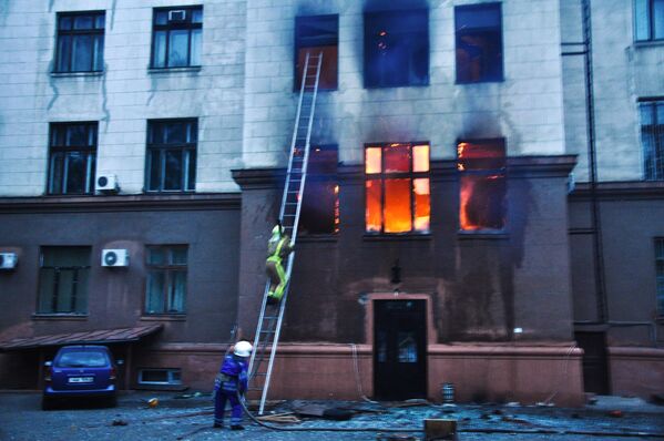 Cuando los bomberos llegaron, el fuego ardía en el interior de la Casa de los Sindicatos. - Sputnik Mundo